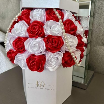 Elegeant hexagonal flower bouquet box with pearls with red and white roses and the lid on top